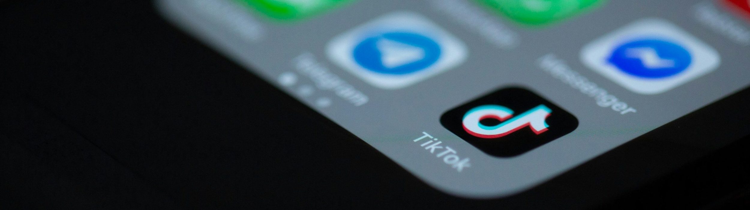 solen-feyissa-XfnfMlNpWDo-unsplash